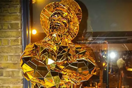 Hombre Espejo Dorado - Dediversia Barcelona