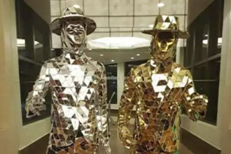 Hombre Espejo Dorado - Dediversia Barcelona